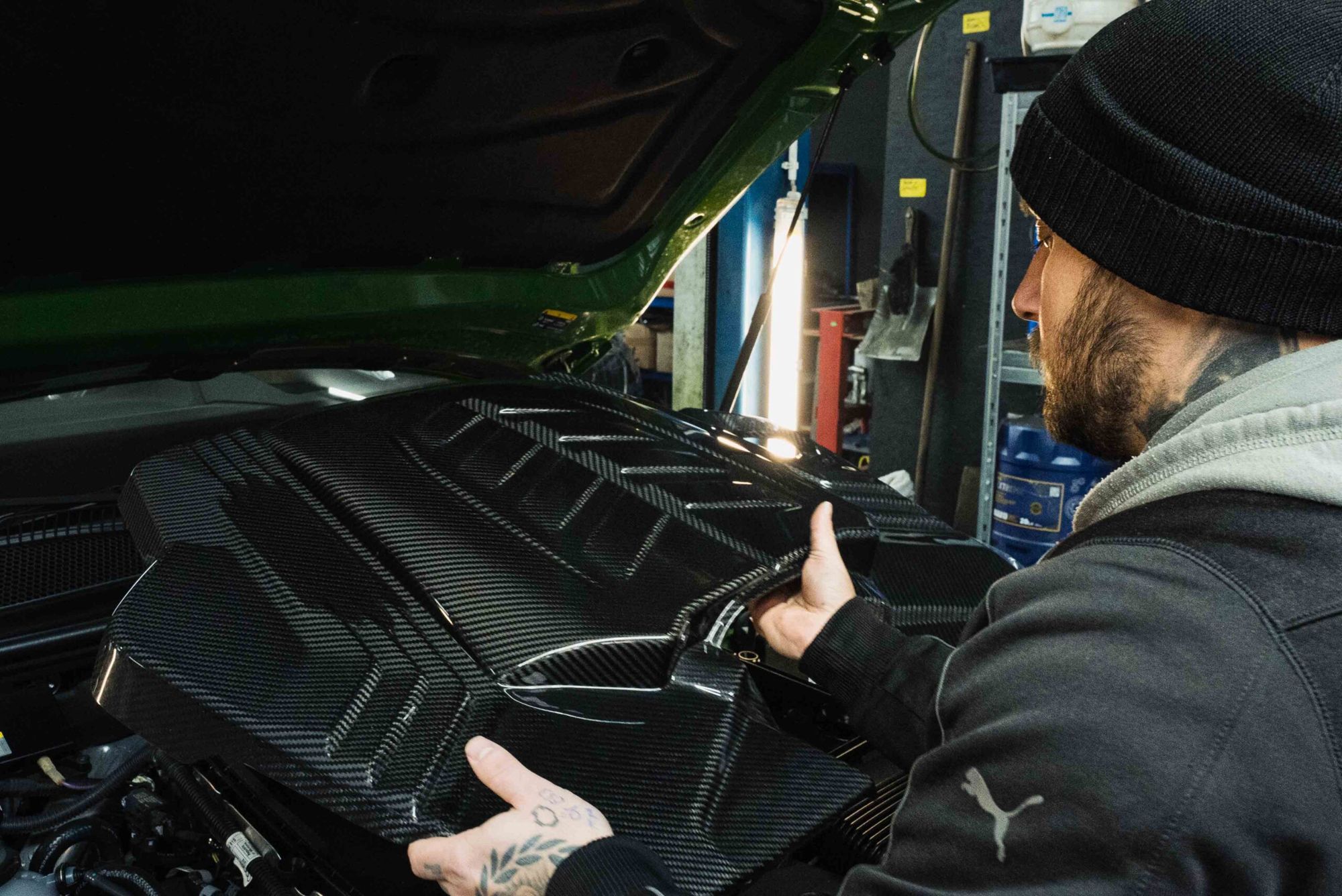 Arbeit am Motorraum
